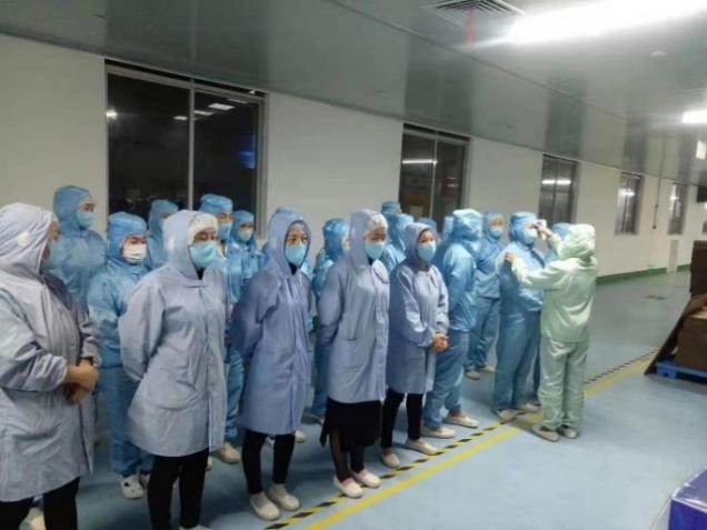 全面時代口罩生產(chǎn)車間-測溫